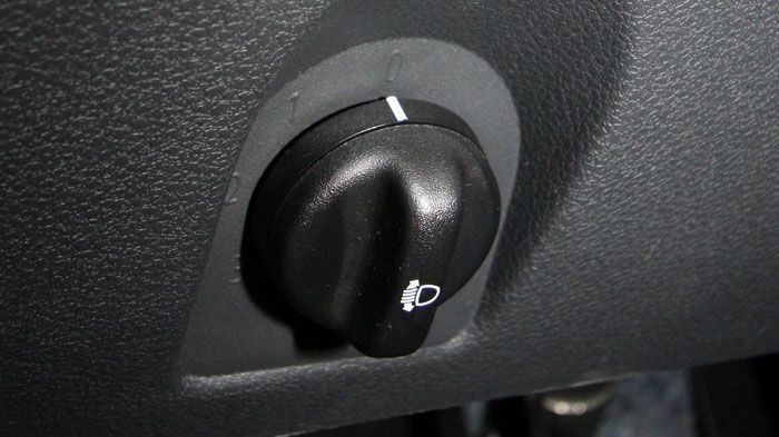 Όσον αφορά στην εργονομία, υπάρχουν αρκετές θέσεις, θα θέλαμε όμως την κόρνα στο τιμόνι και τα φώτα να μην ρυθμίζονται με ντίζα. Οι διακόπτες για τα η